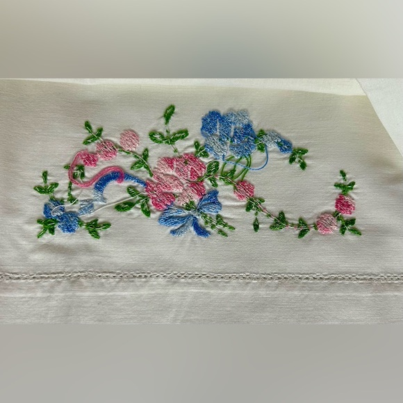 Pair of Vintage Hand Embroidered Pillowcases, floral design - Picture 3 of 9
